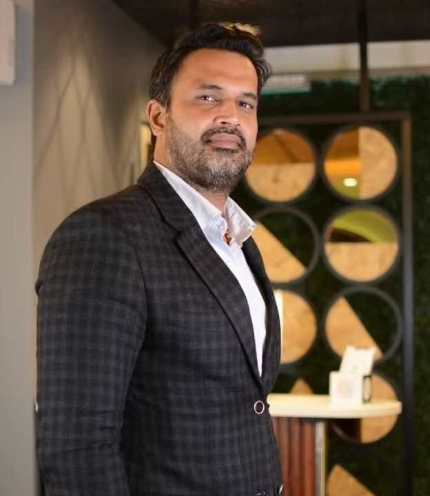 Dr. Jangid, hair transplant surgeon at SkinQure clinic in Delhi